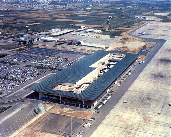 Imatge aèria de l'aeroport amb una única terminal